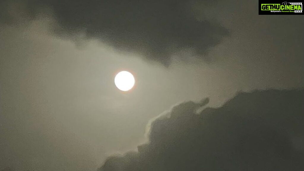 Sushmita Sen Instagram - #reveal 😁💃🏻 The clouds..An eclipse…nothing can hide the brilliance for too long 😍😉❤️A knowing thats kept me going since my childhood..super special this relationship with the #moon 😇❤️I prayed for all of us!!! Happy Budh Purnima!!!🤗💃🏻🌈 I love you guys!!! #duggadugga 🤗
