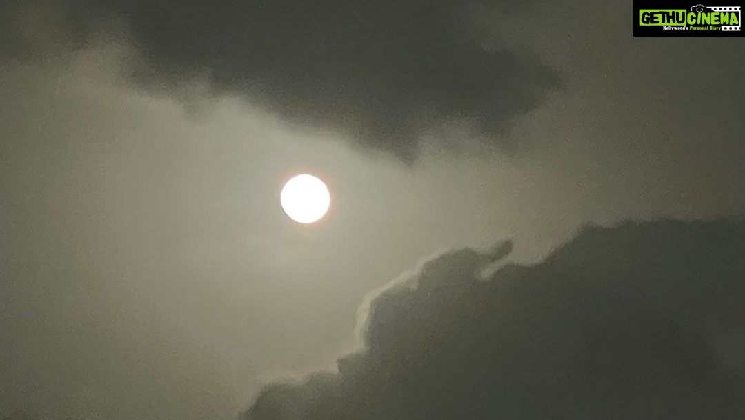 Sushmita Sen Instagram - #reveal ๐๐๐ป The clouds..An eclipseโฆnothing can hide the brilliance for too long ๐๐โค๏ธA knowing thats kept me going since my childhood..super special this relationship with the #moon ๐โค๏ธI prayed for all of us!!! Happy Budh Purnima!!!๐ค๐๐ป๐ I love you guys!!! #duggadugga ๐ค