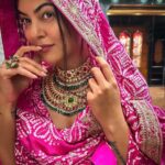Sushmita Sen Instagram - #somethingaboutit ❤️ A fun day of trying on jewellery & indulging in the beautiful opulence of the #pinkcity 😍😁💃🏻 #sharing #memories #postpackup #jaipur #Aarya3 Thank you for capturing this moment @flavienheldt 🤗 #cherished #alnatural 😁💋 I love you guys!! #duggadugga 😍