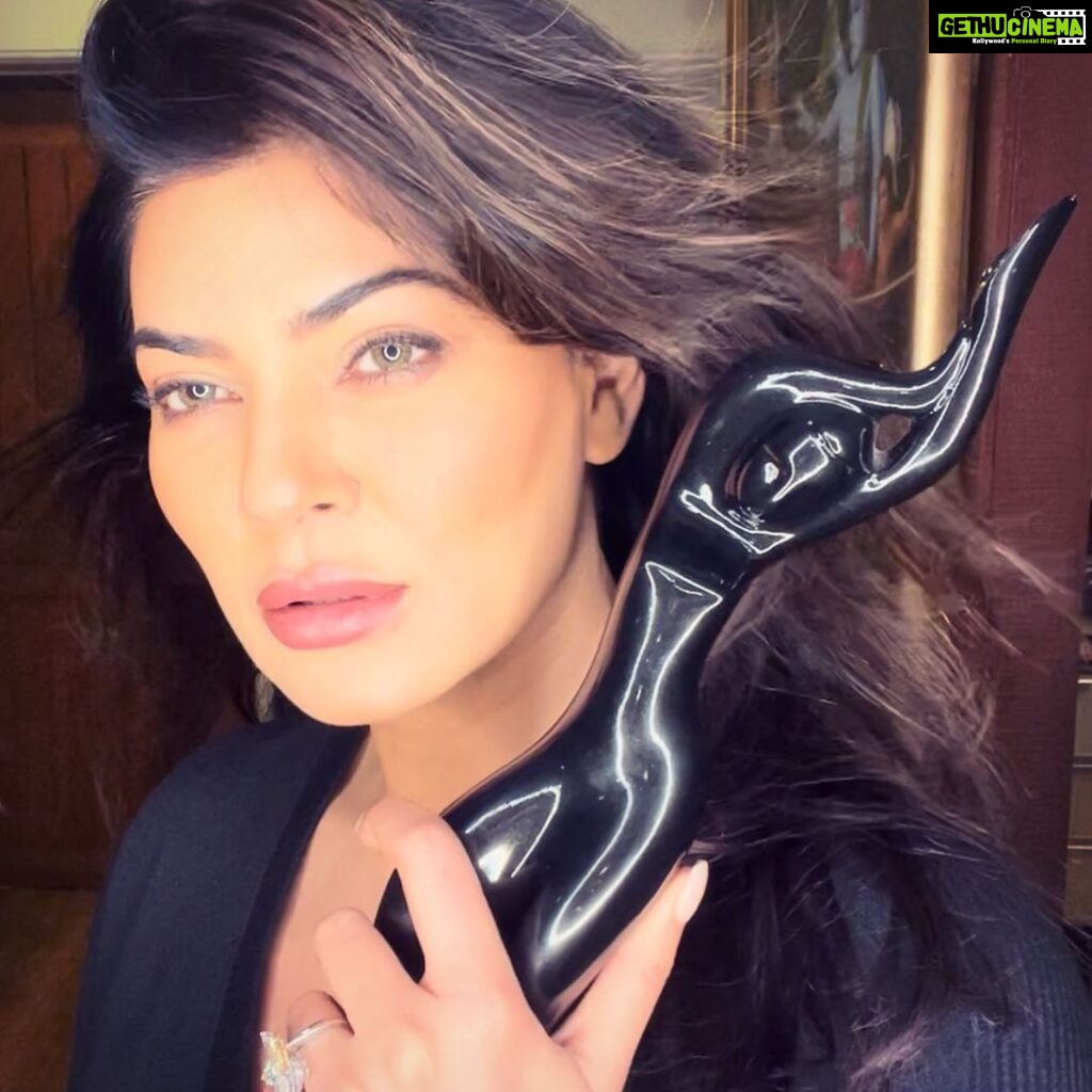Sushmita Sen Instagram - “From one black lady to another”it’s been a long time coming!!❤️😇 overwhelmed & happy to show it!!🥰 Thank you @filmfare @jiteshpillaai for this wonderful Honour...The first ever #bestactress at #filmfareottawards2020 marks my ‘comeback’ 😉😀❤️ Cheers & Congratulations to #TeamAarya @madhvaniram @vinraw @sandeipm And @disneyplushotstarvip 👊😁💃🏻 To my #Fans & #wellwishers 🙏I love you guys beyond!!! #encore 😉😁❤️ #duggadugga #FilmfareOttAwards2020 #BestActress #Aarya 🌈