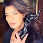 Sushmita Sen Instagram - “From one black lady to another”it’s been a long time coming!!❤️😇 overwhelmed & happy to show it!!🥰 Thank you @filmfare @jiteshpillaai for this wonderful Honour...The first ever #bestactress at #filmfareottawards2020 marks my ‘comeback’ 😉😀❤️ Cheers & Congratulations to #TeamAarya @madhvaniram @vinraw @sandeipm And @disneyplushotstarvip 👊😁💃🏻 To my #Fans & #wellwishers 🙏I love you guys beyond!!! #encore 😉😁❤️ #duggadugga #FilmfareOttAwards2020 #BestActress #Aarya 🌈