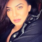 Sushmita Sen Instagram - “From one black lady to another”it’s been a long time coming!!❤️😇 overwhelmed & happy to show it!!🥰 Thank you @filmfare @jiteshpillaai for this wonderful Honour...The first ever #bestactress at #filmfareottawards2020 marks my ‘comeback’ 😉😀❤️ Cheers & Congratulations to #TeamAarya @madhvaniram @vinraw @sandeipm And @disneyplushotstarvip 👊😁💃🏻 To my #Fans & #wellwishers 🙏I love you guys beyond!!! #encore 😉😁❤️ #duggadugga #FilmfareOttAwards2020 #BestActress #Aarya 🌈