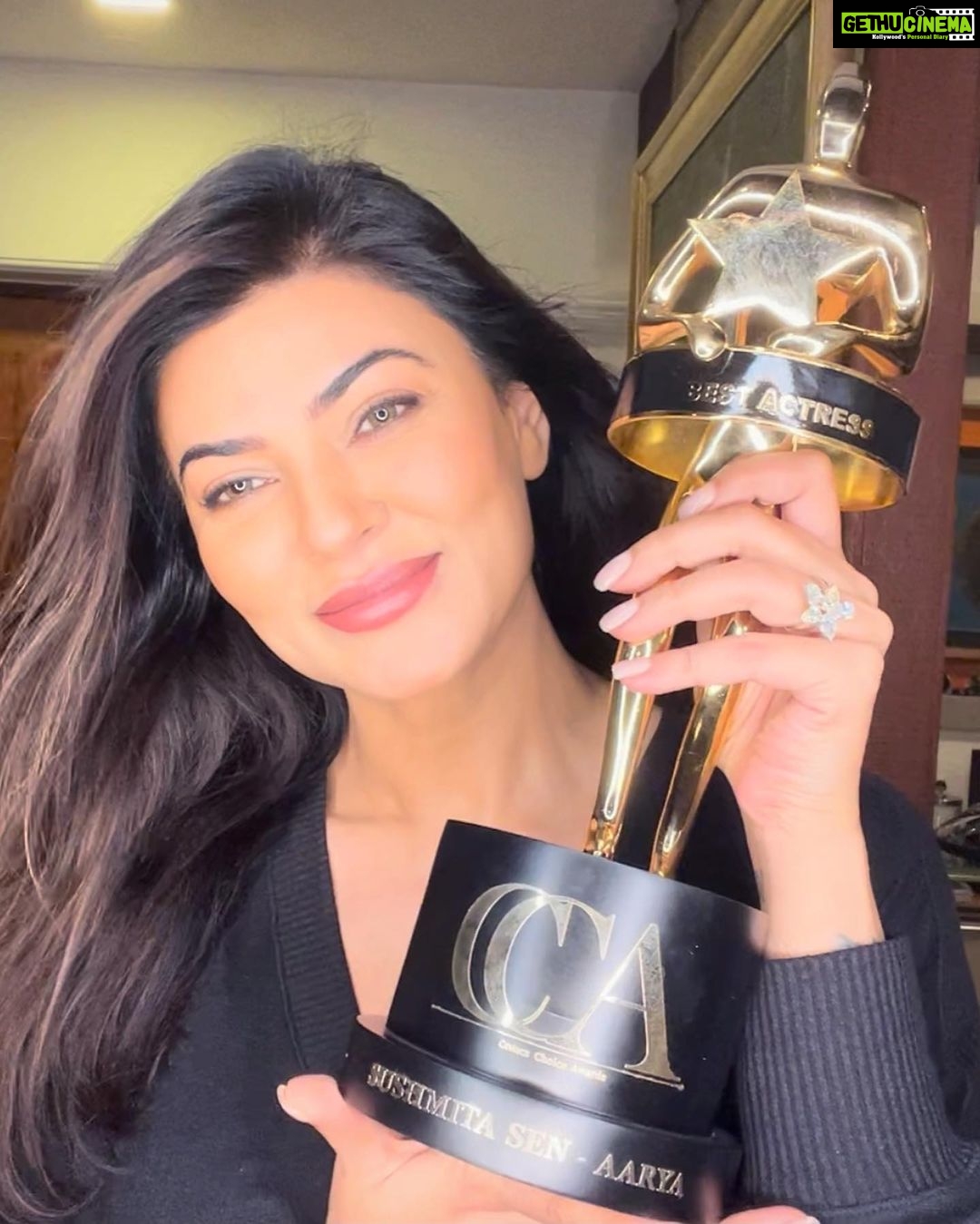 Sushmita Sen Instagram - π₯ππ»π βitβs raining Awardsβ π Thank you @filmcriticsguild for this memorable Honour!! Oh the privilege of being called a βcritically acclaimed Actorβ π#whistlewhistle ππβ€οΈ This performance made possible because of the dedication & hard work of EVERYONE at #TeamAarya ππ Gratitude for believing in me Captain @madhvaniram @vinraw @sandeipm @disneyplushotstarvip π€π₯ Cheers to the BEST #fans & #wellwishers in the world!!! #mine πππ I love you guys!! #duggadugga #CriticsChoiceAward2020 #BestActress #Aarya ππππ»