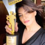 Sushmita Sen Instagram - Thank you @the_dailyeye @freepressjournal for this wonderful Honour!!🤗❤️🙏I will forever cherish this Award, and the privilege of working with the BEST @madhvaniram @sandeipm @vinraw @disneyplushotstarvip & #TeamAarya 👏😍🥰 This Award belongs to my fans, who encouraged me to break inertia & truly celebrated my ‘Return’ 🤗❤️💃🏻 I thank God for their unconditional love & undying support!!! I love you guys!!! #duggadugga ❤️ #RajKapoorAward2020 #BestActress #Aarya #yourstruly 😁💃🏻🥂