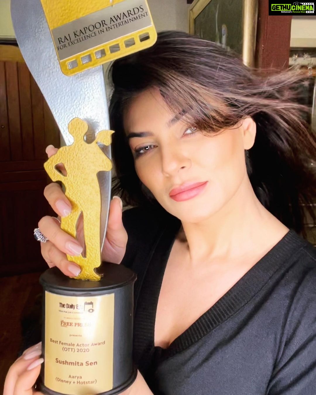 Sushmita Sen Instagram - Thank you @the_dailyeye @freepressjournal for this wonderful Honour!!π€β€οΈπI will forever cherish this Award, and the privilege of working with the BEST @madhvaniram @sandeipm @vinraw @disneyplushotstarvip & #TeamAarya πππ₯° This Award belongs to my fans, who encouraged me to break inertia & truly celebrated my βReturnβ π€β€οΈππ» I thank God for their unconditional love & undying support!!! I love you guys!!! #duggadugga β€οΈ #RajKapoorAward2020 #BestActress #Aarya #yourstruly πππ»π₯