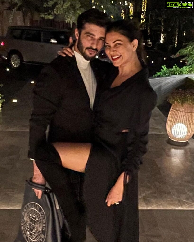 Sushmita Sen Instagram - Happyyyyyy Birthday My Babushhhh @rohmanshawl 😍🤗💃🏻🥳💝🥂 ‘Rooh se Rooh tak’ ❤️ May God bless you with abundance of all that your beautiful heart desires...to know you is to love you!!💋 Here’s to your health & happiness always!! We love you #BirthdayBoy 🥰💋 Collective hug from Alisah, Renee & yours truly 😇🌈 #partytime #rohmance #us 😍💃🏻💝 #duggadugga