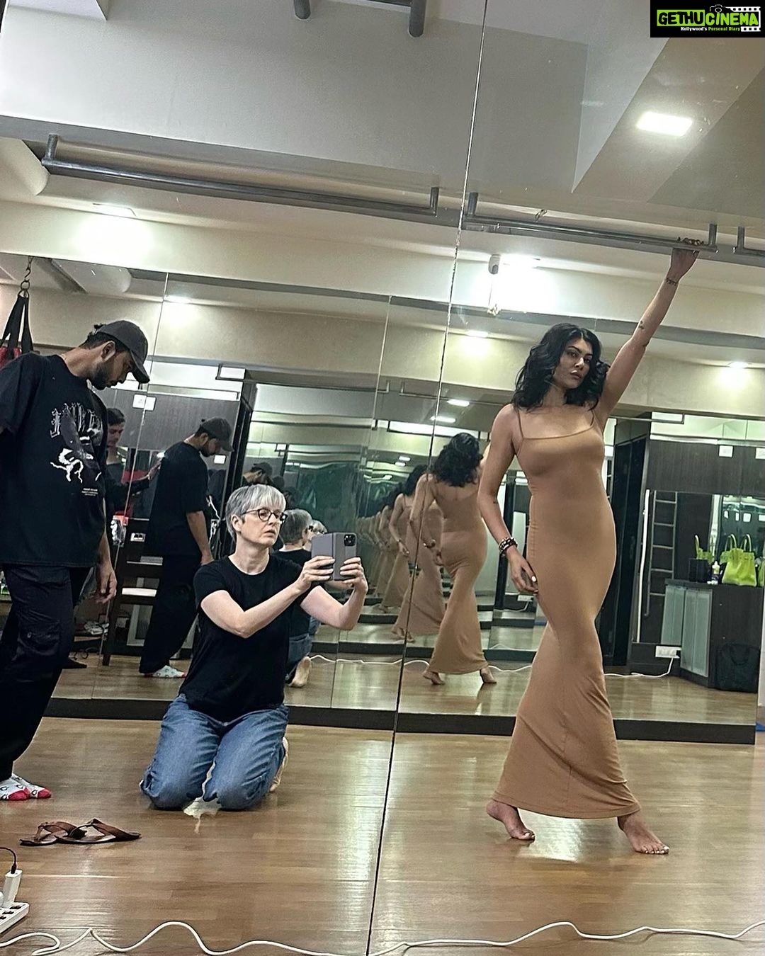 Sushmita Sen Instagram - #capturingreflections ππβ€οΈ #clickclick & #makeup by the awesome @bymaniasha ππ€ Fabulous #hair by the super talented @scottf_beauty π€π Attitude by #yourstruly πππ #sharing #workmadefun #goodpeople #greatvibe #workmode #bts ππ»πΆπ I love you guys!!!! #duggadugga π₯°