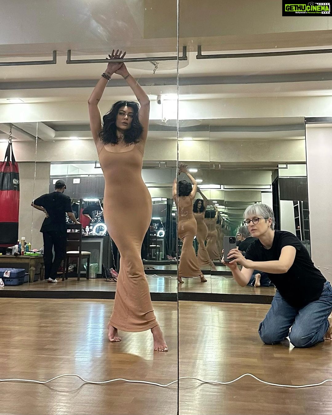 Sushmita Sen Instagram - #capturingreflections ππβ€οΈ #clickclick & #makeup by the awesome @bymaniasha ππ€ Fabulous #hair by the super talented @scottf_beauty π€π Attitude by #yourstruly πππ #sharing #workmadefun #goodpeople #greatvibe #workmode #bts ππ»πΆπ I love you guys!!!! #duggadugga π₯°