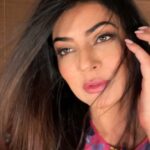 Sushmita Sen Instagram - “Caught in the moment...it’s the only place to catch me!!” 😉😄❤️ #forevermoving yet #foreverpresent Fine balance this!!!🤗💋 I love you guys #forever 🌈😁