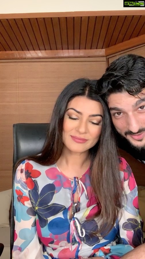 Sushmita Sen Instagram - βI just called to say...I love youβ π΅πππ»β€οΈ And I mean it from the bottom of my heart!!π A big thank you to my team @mahendra_makeup @fatima_dsouza & Assistant Sameer for rocking a marathon day of promotions #myntrafashionsuperstar π€πAnd, Of course Sushβs Rooh...forever by her side @rohmanshawl β€οΈπ I Love You guys sooooo much!! To #goodtimes #duggadugga ππ»