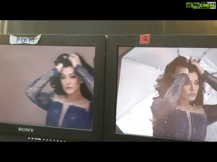 Sushmita Sen Instagram - #sneakpeek #bts ๐๐๐Shooting for the MTV show โMyntra Fashion Superstarโ is one stylish experience...Camera! Lights! Fans & music๐ #gameon ๐โค๏ธ lots to share...watch this space!!๐๐๐ต๐๐ป #showtime #style #glamour #passion #fashion #teamwork ๐#sharing #yourstruly ๐๐ค I love you guys!!!! #MyntraFashionSuperstar @MyntraFashionSuperstar @MTVindia @Myntra #MyntraStudio @Voot and use #MFSChangetheconversation