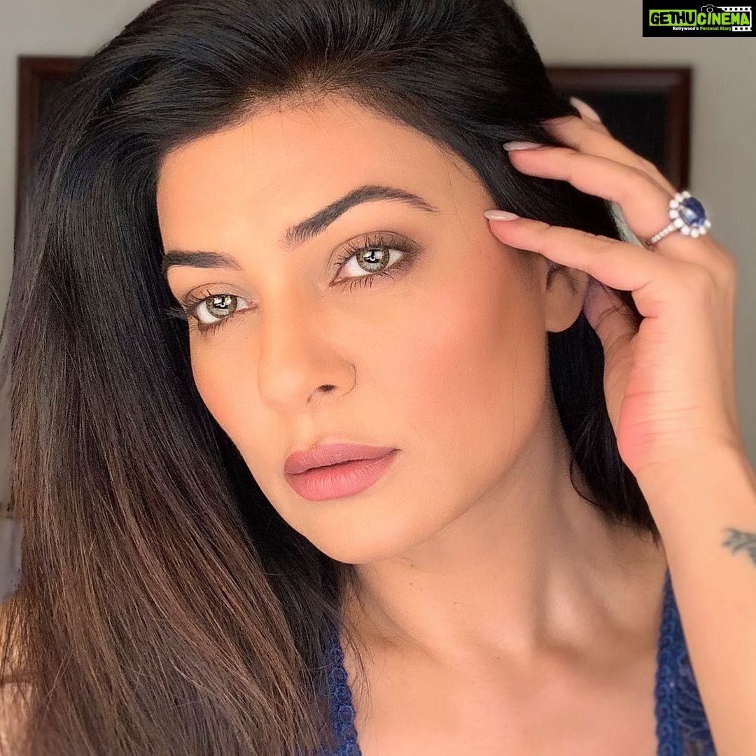 Sushmita Sen Instagram - #reflection #ringlight đâ¤ī¸#workmode #photoready #clickclick đđđģI love you guys!!! đ