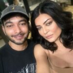 Sushmita Sen Instagram - #capturingreflections 😍😀❤️ #clickclick & #makeup by the awesome @bymaniasha 😁🤗 Fabulous #hair by the super talented @scottf_beauty 🤗👊 Attitude by #yourstruly 😄😉💋 #sharing #workmadefun #goodpeople #greatvibe #workmode #bts 💃🏻🎶😍 I love you guys!!!! #duggadugga 🥰