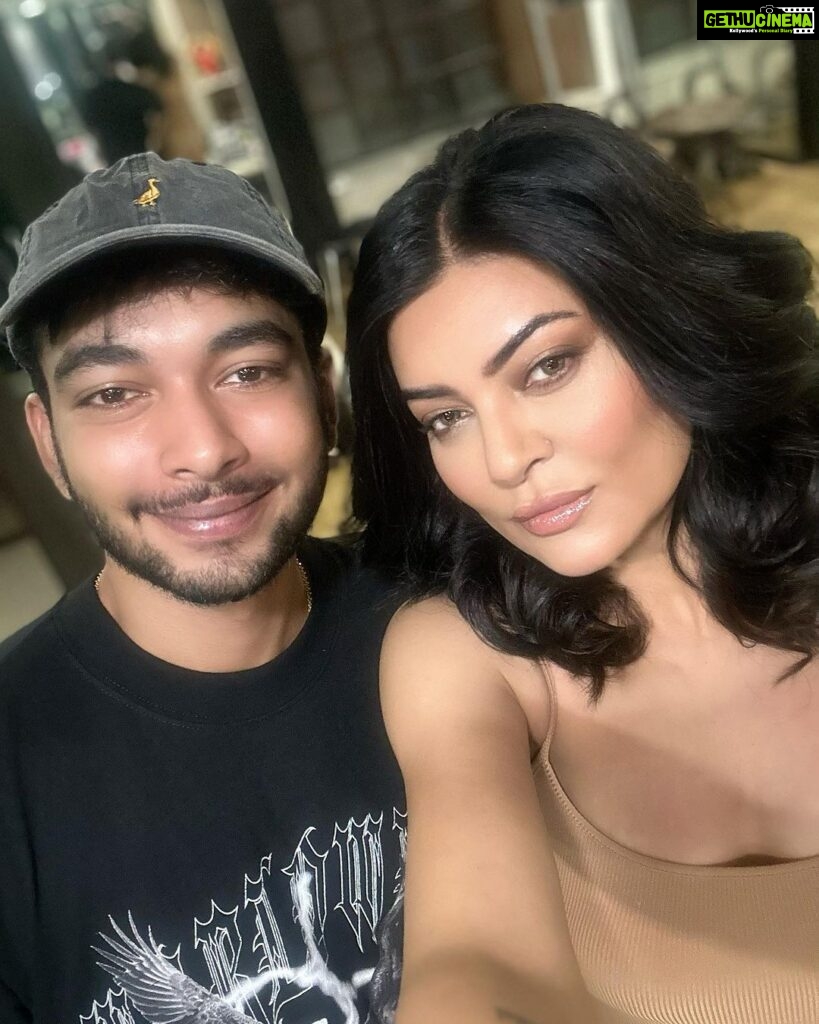 Sushmita Sen Instagram - #capturingreflections 😍😀❤️ #clickclick & #makeup by the awesome @bymaniasha 😁🤗 Fabulous #hair by the super talented @scottf_beauty 🤗👊 Attitude by #yourstruly 😄😉💋 #sharing #workmadefun #goodpeople #greatvibe #workmode #bts 💃🏻🎶😍 I love you guys!!!! #duggadugga 🥰
