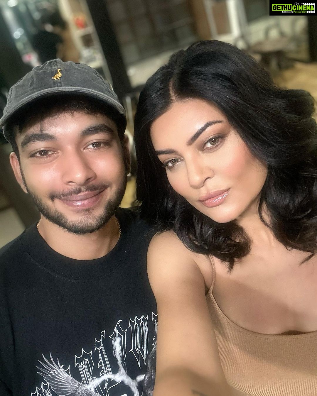 Sushmita Sen Instagram - #capturingreflections ππβ€οΈ #clickclick & #makeup by the awesome @bymaniasha ππ€ Fabulous #hair by the super talented @scottf_beauty π€π Attitude by #yourstruly πππ #sharing #workmadefun #goodpeople #greatvibe #workmode #bts ππ»πΆπ I love you guys!!!! #duggadugga π₯°