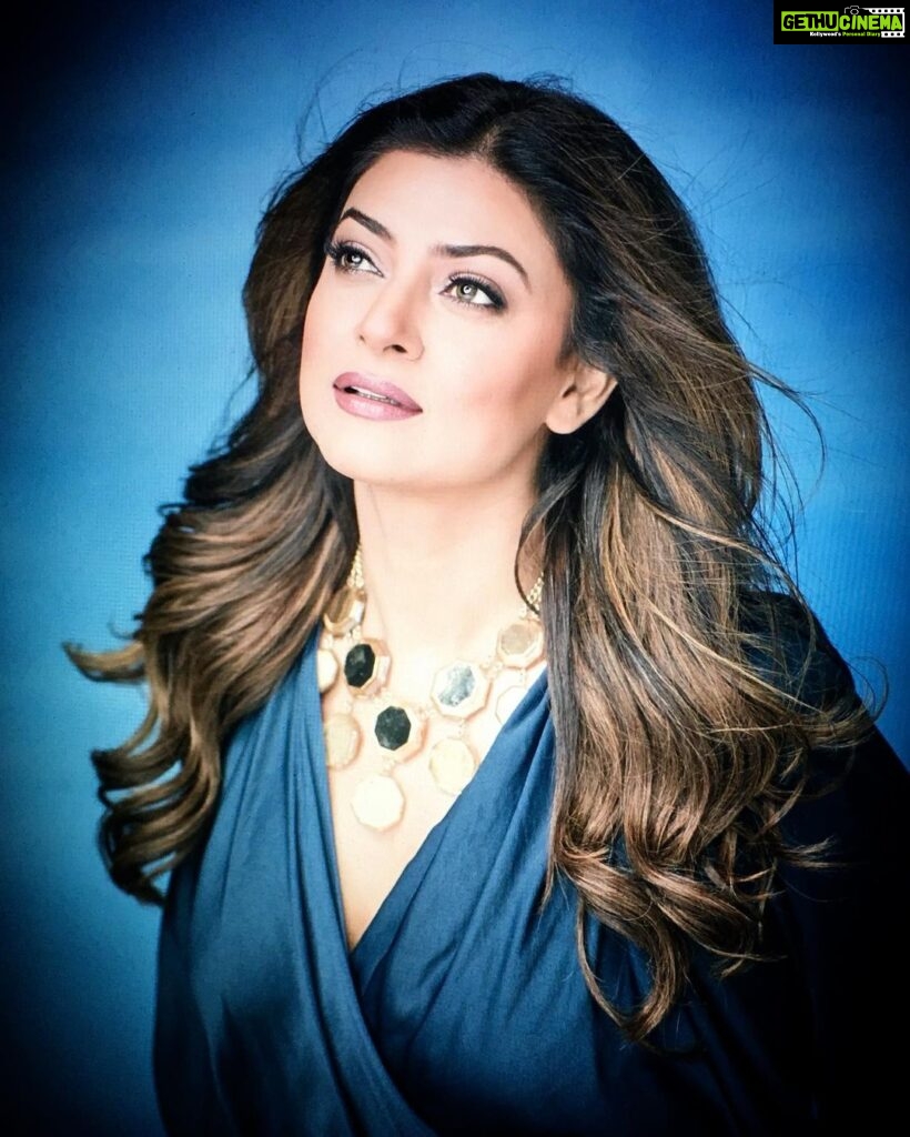 Sushmita Sen Instagram - When the world seems engulfed in chaos & spirits spiral down...it’s time to look up...its brighter when we do 😊👍🤗❤️ There’s hope...there’s ALWAYS hope!!! “Chin down Sush, it looks better...nah! I rather FEEL better”😉😁💋 #chinup #lookup #lookforward #hope #love #happyvibes #soaringspirits 💃🏻🎵 I love you guys!! #duggadugga 🤗