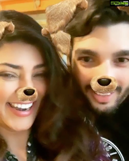 Sushmita Sen Instagram - #livesession #sharing #cartoons #love #laughter #happyvibes #us @rohmanshawl 😅❤️💋 I love you guys!!! Mmuuuah #yourstruly 😄💝