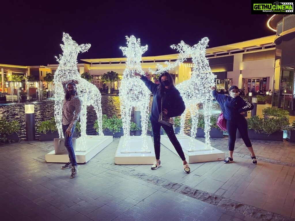 Sushmita Sen Instagram - #glowinginthedark 😁🥂💃🏻❤️ “EVERYTHING IS POSSIBLE” As long as we celebrate HOPE... nothing can mask our happiness!! 👊😇😁 A big warm & collective hug from my cubs & me...to all you loveable souls who never gave up & didn’t allow me to either!! 👊🤗🌈💋 I LOVE YOU GUYS!!! THANK YOU!!!🙏😇😍 To us...Salute!!! #sharing #happiness #love #gratitude #patronus 😁🥂#duggadugga ❤️