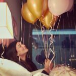 Sushmita Sen Instagram - #aboutlastnight 😄❤️💋 My Maa , Alisah & Renee brought in my birthday with this soaring feeling!!!😄💃🏻🌈 Its good to know THIS is how old they think I am!!! 😅💋👏 Thank you for the avalanche of love, wishes & blessings you all have been showering on me...what a beautiful birthday I am having!!🤗❤️😍😇💃🏻 I looooooove you guys!!! #duggadugga #gratitude #birthdaygirl 😁❤️🥂🎂🌈
