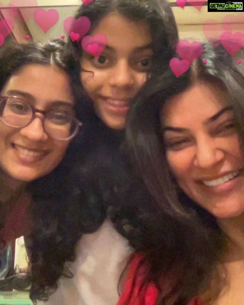 Sushmita Sen Instagram - Happpyyyyyy Birthday My First Love!!!😍❤️💋💃🏻🎶😁🤩 Today my baby turns as old as I was, when I had her!!!❤️ I look on with great love & pride as she grows into this incredible person…one I can still hear saying “you are my destiny” 🤗❤️💋 We love you Shona @reneesen47 🥰 Here’s to your happiness always!!! #duggadugga #Alisah #Maa #partytime 😄💃🏻🎶