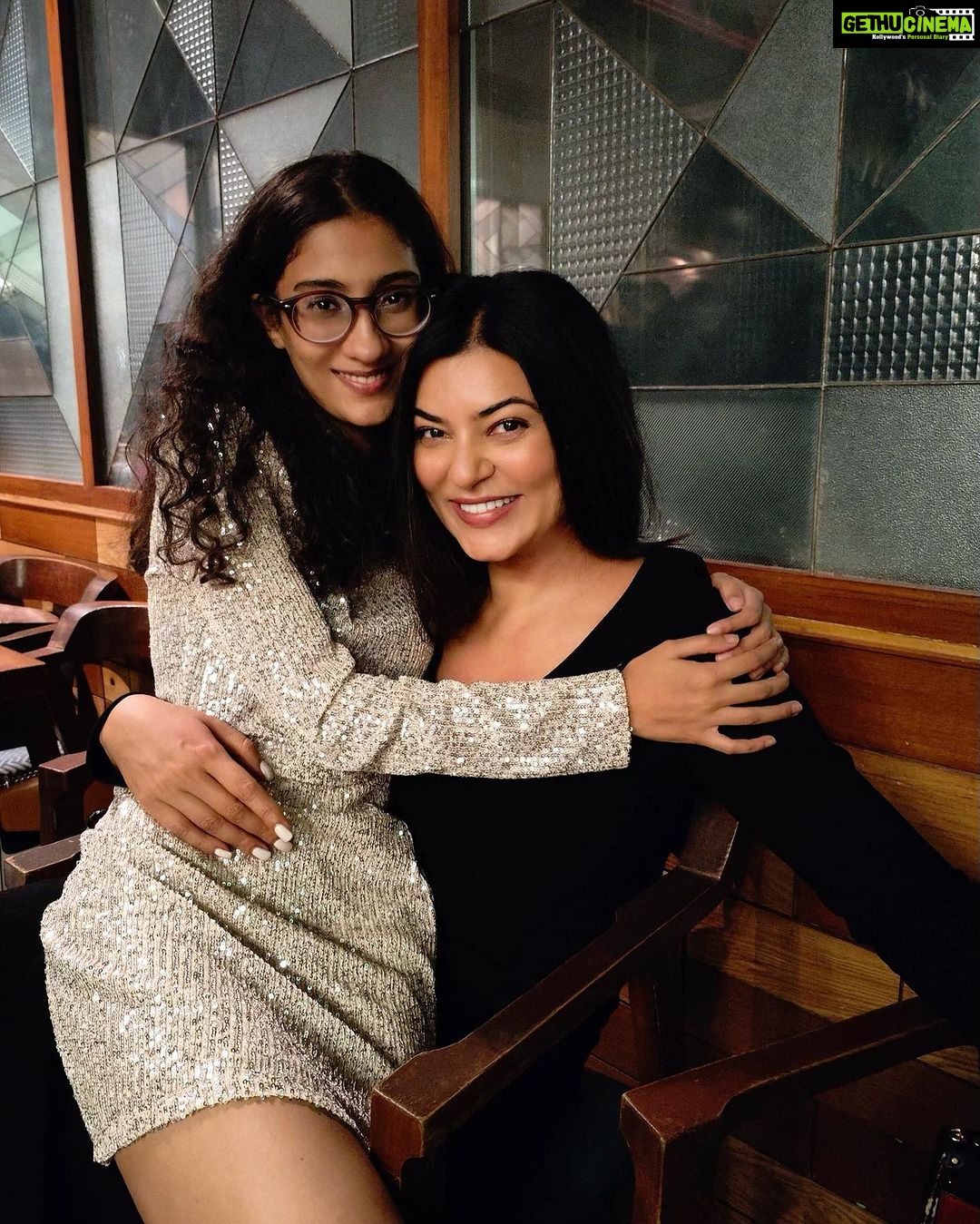Sushmita Sen Instagram - Happpyyyyyy Birthday My First Love!!!😍❤️💋💃🏻🎶😁🤩 Today my baby turns as old as I was, when I had her!!!❤️ I look on with great love & pride as she grows into this incredible person…one I can still hear saying “you are my destiny” 🤗❤️💋 We love you Shona @reneesen47 🥰 Here’s to your happiness always!!! #duggadugga #Alisah #Maa #partytime 😄💃🏻🎶