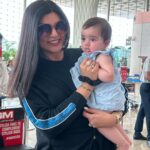 Sushmita Sen Instagram - And so my journey begins on this super adorable note called Amara!!! 😍😀❤️💋lovely meeting you little one!!! Lovely pictures Shona #Alisah 🥰 #sharing #happymoments #airportdiary #timetofly ✈️😍😁💃🏻 I love you guys!!! #duggadugga ❤️