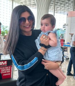 Sushmita Sen Instagram - And so my journey begins on this super adorable note called Amara!!! 😍😀❤️💋lovely meeting you little one!!!

Lovely pictures Shona #Alisah 🥰 

#sharing #happymoments #airportdiary #timetofly ✈️😍😁💃🏻

I love you guys!!! #duggadugga ❤️