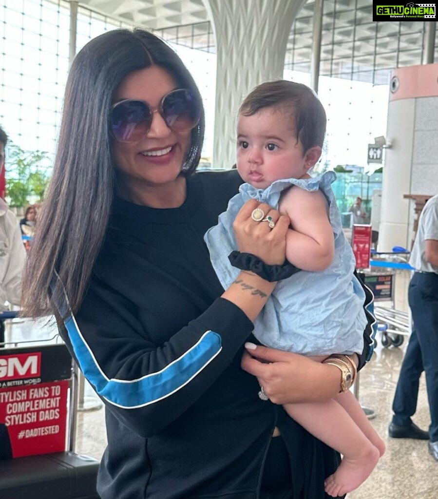 Sushmita Sen Instagram - And so my journey begins on this super adorable note called Amara!!! 😍😀❤️💋lovely meeting you little one!!! Lovely pictures Shona #Alisah 🥰 #sharing #happymoments #airportdiary #timetofly ✈️😍😁💃🏻 I love you guys!!! #duggadugga ❤️