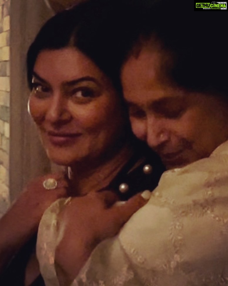 Sushmita Sen Instagram - Happy Mother’s Day!!! 🤗❤️💃🏻 God’s greatest gift to life…God’s own ability to nurture!!! Deepest love & Respect to all Mothers always!!!😇😍 Thank you for being my ROCK Mom, Maa, Amma @subhra51 @pritam_shikhare #shobhaprasad ❤️❤️❤️ #blessed #duggadugga 😇 I love you guys!!!!💋