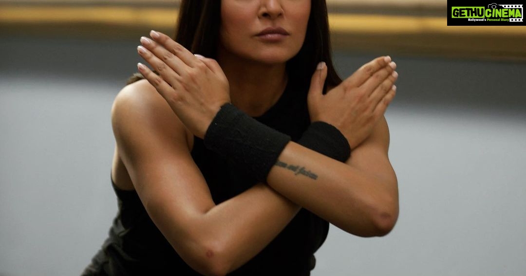 Sushmita Sen Instagram - I love the principles of #martialarts 👏 Subconsciously, I actually live by them!!!😊❤️ I cross my arms to denote, nothing can tempt me to offend…but defend I will…so help me God!!!👊❤️ I love you guys!!! #sharing #belief #artofrestraint #artofunleash 😉😁💋 #duggadugga