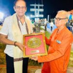 Sushmita Sen Instagram - An honour long overdue!! 👏🤗❤️ Soooooooo proud of you daddy @sensubir 😇👏 #sharing This richly deserved felicitation..My Father being Honoured by the Kolkata District Swimming association for his past achievements in swimming, waterpolo & diving. 😍💃🏻🇮🇳❤️ #prouddaughter I love you guys!! #duggadugga 🤗