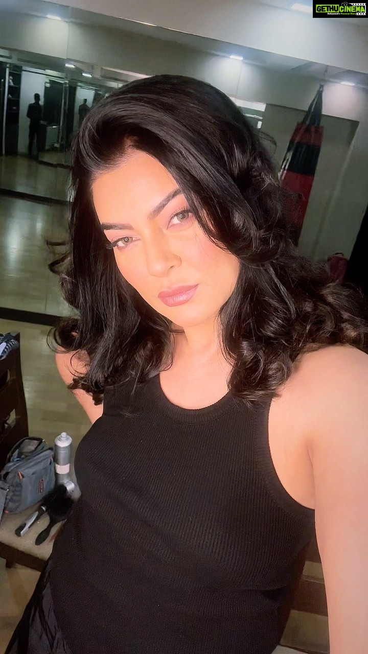 Sushmita Sen Instagram - The journey from being intimidated by the camera to romancing it!!!💋 This song by the way…ufffff 😉😍❤️#somethingaboutit Thank you Alisah Shona for adding this to my playlist…you have good taste…you must get that from your Mother!!!😉😄❤️🎶 I love you guys!!! #haveagroovyday 😁🎶💃🏻 #duggadugga