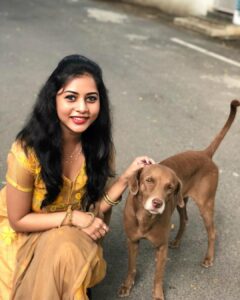 Suza Kumar Instagram - PURE LOVE ♥️ SWIPE ➡️
His name is brownie 🧡 my mom named it 😋 one of the sweetest street dog who I adore🐶my mom’s fav 😍..
One such happy overflowing love for me kinda day fr brownie 😂😘
.
Seeing myself this happy after so long 🙈blushing coz of his love 🧚🏻‍♀️
.
P.s -he is much better poser than vicky paiya 🤦🏼‍♀️😂
.
#lovelife #lovefordogs #happysmile #littlethingsinlife #livelovelaugh 🧚🏻‍♀️✨💛