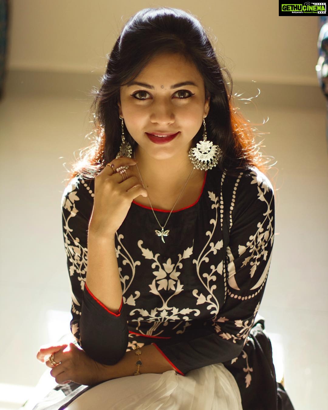 Suza Kumar Instagram - Wishing u all a beautiful Deepavali β¨ππfilled with love ,light and happines β₯οΈππ . have a safe and colourful Deepavali β¨π«π₯ . #happydiwali #festivaloflights #familylove #stayblessed #staysafe #happiness πβ¨π«
