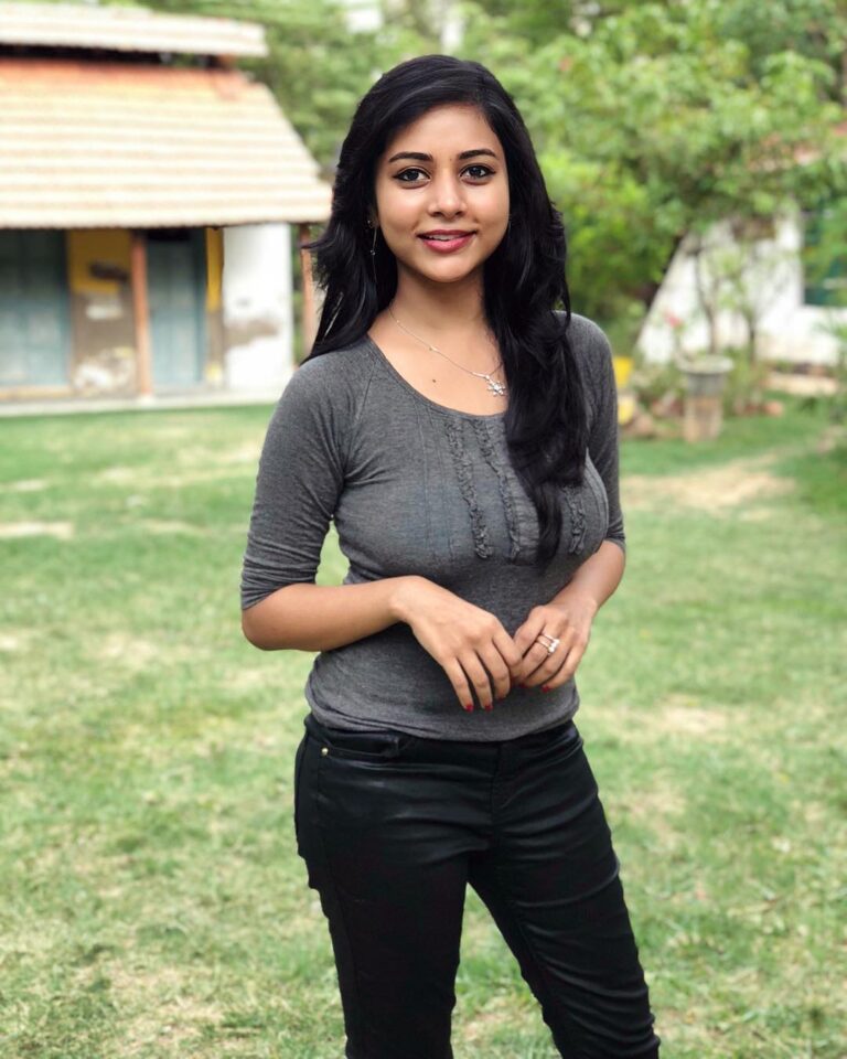 Suza Kumar Instagram - Let smile and happiness be the only strong thing that remain within us above all the battles 😊🧚🏼‍♀️🧡 . #happinessisachoice #onelife #livethelifeyoulove #holdontohope #positivevibes #livelovelaugh ✨❤️☺️