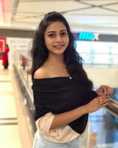 Suza Kumar Instagram - You smile ,I smile 😊🧡
.
Be with the ppl who make u smile no matter how hard it is 😝 and be with u ,hold u strong when u fall ☺️♥️ u deserve such ppl and such gud vibes ✨💫
.
P.c - Amma 😘♥️💫
.
#spreadlove #happygirlsaretheprettiest #livethelifeyoulove #onelife #mymomisthebest #happiness 💖💫☺️