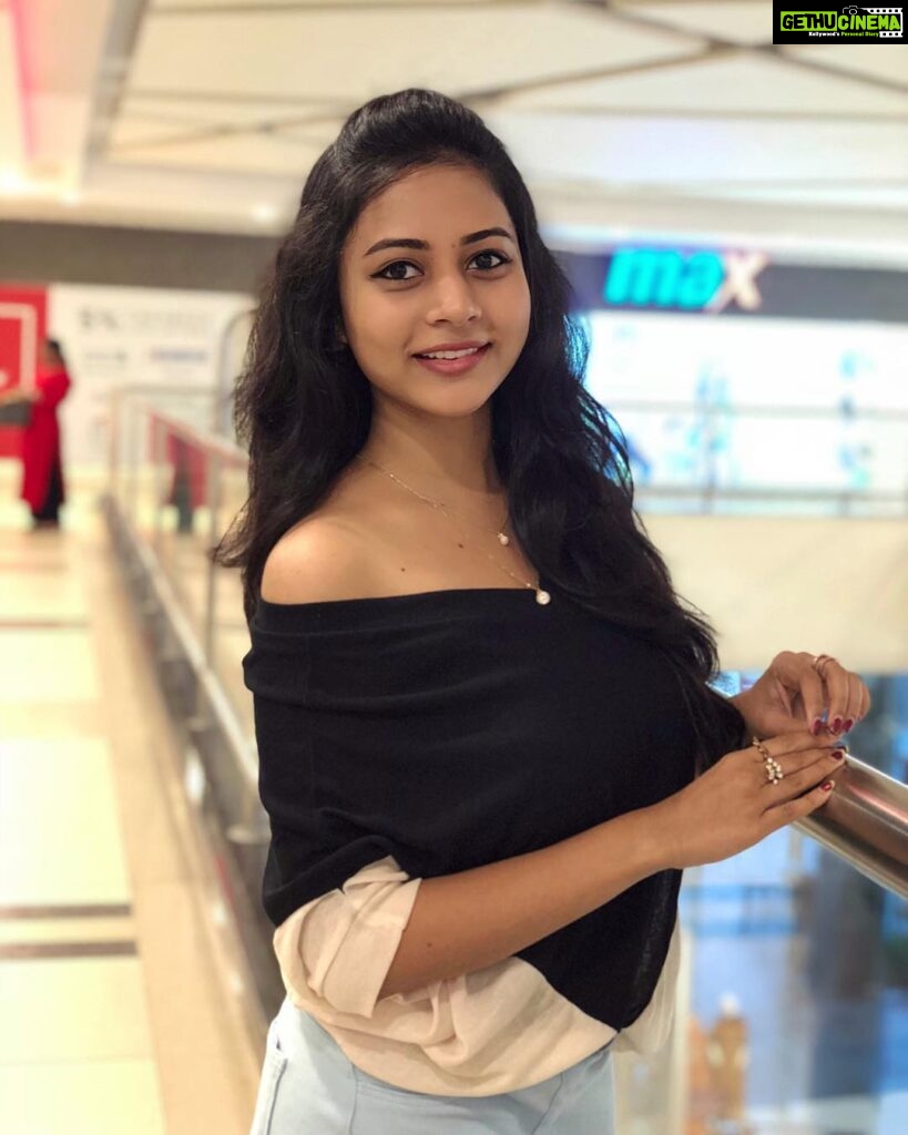 Suza Kumar Instagram - You smile ,I smile 😊🧡 . Be with the ppl who make u smile no matter how hard it is 😝 and be with u ,hold u strong when u fall ☺️♥️ u deserve such ppl and such gud vibes ✨💫 . P.c - Amma 😘♥️💫 . #spreadlove #happygirlsaretheprettiest #livethelifeyoulove #onelife #mymomisthebest #happiness 💖💫☺️