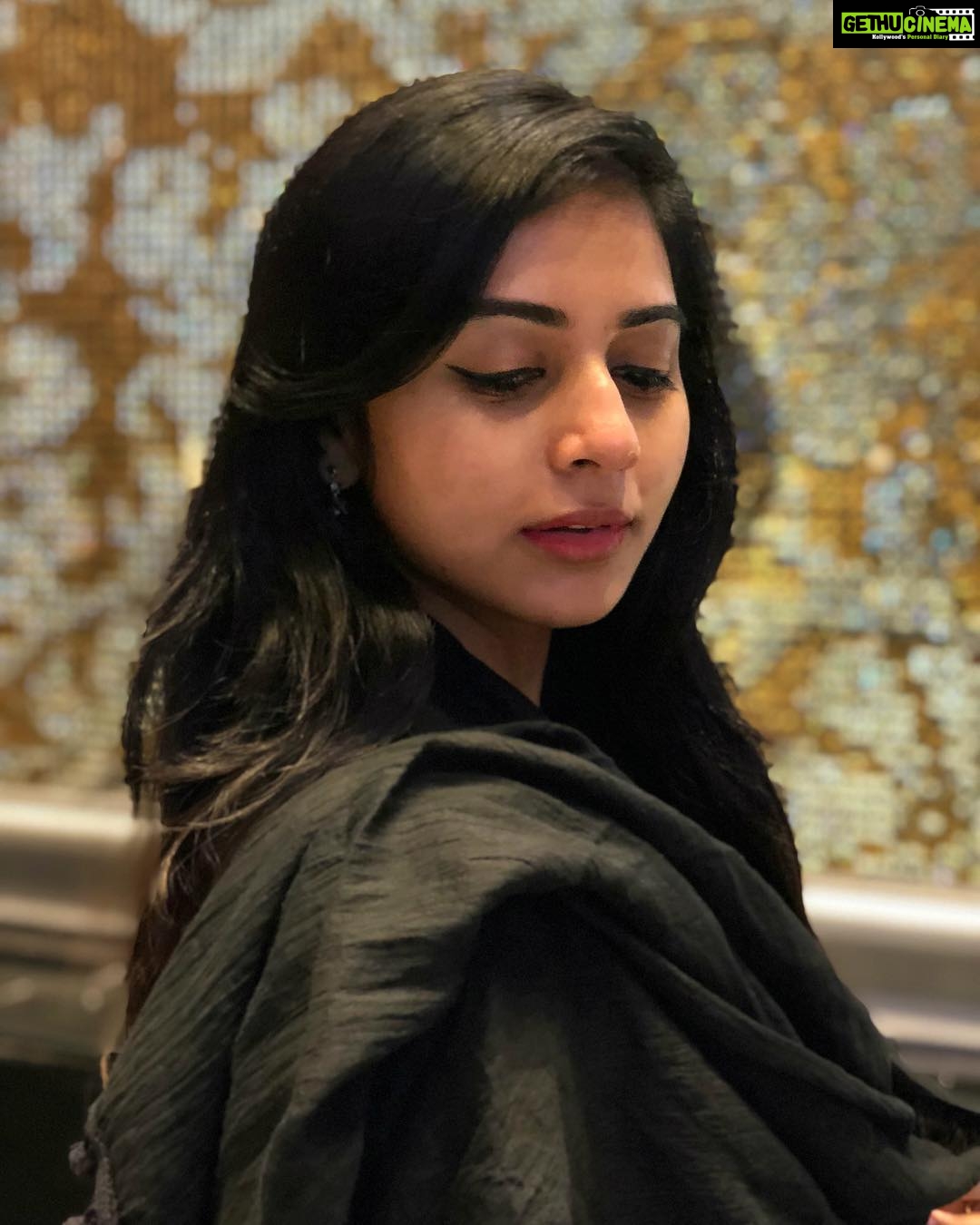 Suza Kumar Instagram - அவள் 🖤 . (Swipe ♠️) . #littlethingsinlife #onelife #loveyourself #positivevibes #livelovelaugh ✨🧡