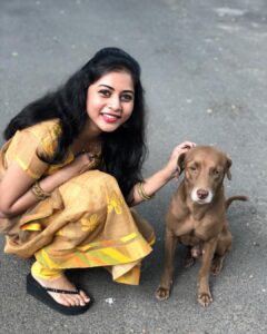 Suza Kumar Instagram - PURE LOVE ♥️ SWIPE ➡️
His name is brownie 🧡 my mom named it 😋 one of the sweetest street dog who I adore🐶my mom’s fav 😍..
One such happy overflowing love for me kinda day fr brownie 😂😘
.
Seeing myself this happy after so long 🙈blushing coz of his love 🧚🏻‍♀️
.
P.s -he is much better poser than vicky paiya 🤦🏼‍♀️😂
.
#lovelife #lovefordogs #happysmile #littlethingsinlife #livelovelaugh 🧚🏻‍♀️✨💛