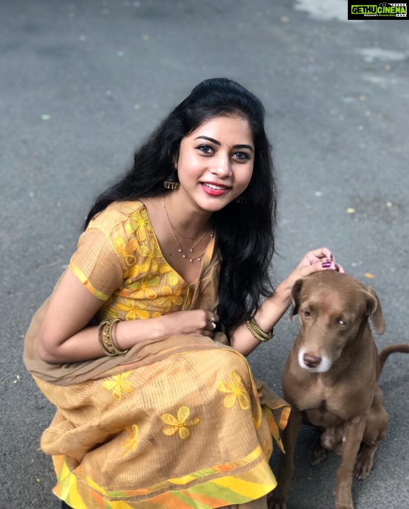 Suza Kumar Instagram - PURE LOVE ♥ SWIPE ➡ His name is brownie 🧡 my mom named it 😋 one of the sweetest street dog who I adore🐶my mom’s fav 😍.. One such happy overflowing love for me kinda day fr brownie 😂😘 . Seeing myself this happy after so long 🙈blushing coz of his love 🧚🏻‍♀ . P.s -he is much better poser than vicky paiya 🤦🏼‍♀😂 . #lovelife #lovefordogs #happysmile #littlethingsinlife #livelovelaugh 🧚🏻‍♀✨💛