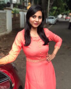 Suza Kumar Instagram - This beautiful dress 👗 from @poshe_mode ❤️✨
.
📸 @dani_cliff_92 🐵
.
#staypositive #holdon #lifeisbeautiful #liveyourbestlife 💕✨