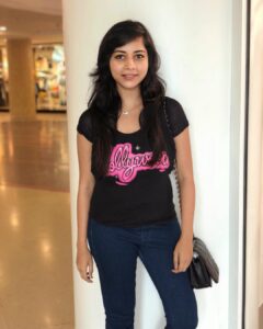 Suza Kumar Instagram - Sometimes all u just need is a smile to let go of things that hurt u ♥️😊
.
#lifeisbeautiful #onelife #livethelifeyoulove #happygirlsaretheprettiest ☺️💃🏼🧡