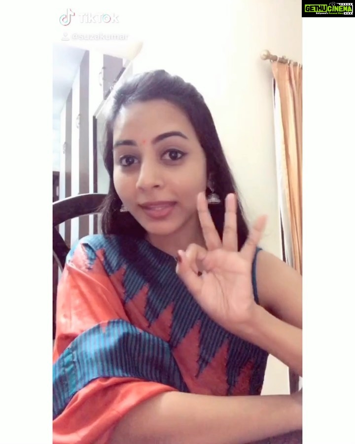 Suza Kumar Instagram - My three lifeline in a video ✨🥰💕 . Mindvoice 😆🐒 My mom is like ena thidinu evalavu pasam 🤭🤔 Vicky mind voice aramichithala iva 🤣 nala vela nambala dance Ada vekala 🤦🏼♀️ Maya 😹baby mind voice iva oruthi 😆nimathiya oru 24 hrs thoonga vida matra 😾😼 Yup missing my appa in this 🐣 . #lifeline #mylove #realhappiness #gettingstronger #lifeasitis ✨💕
