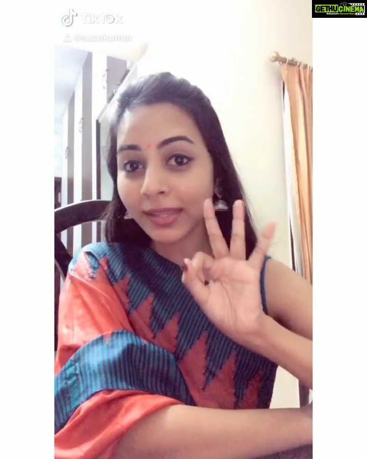 Suza Kumar Instagram - My three lifeline in a video ✨🥰💕 . Mindvoice 😆🐒 My mom is like ena thidinu evalavu pasam 🤭🤔 Vicky mind voice aramichithala iva 🤣 nala vela nambala dance Ada vekala 🤦🏼‍♀️ Maya 😹baby mind voice iva oruthi 😆nimathiya oru 24 hrs thoonga vida matra 😾😼 Yup missing my appa in this 🐣 . #lifeline #mylove #realhappiness #gettingstronger #lifeasitis ✨💕