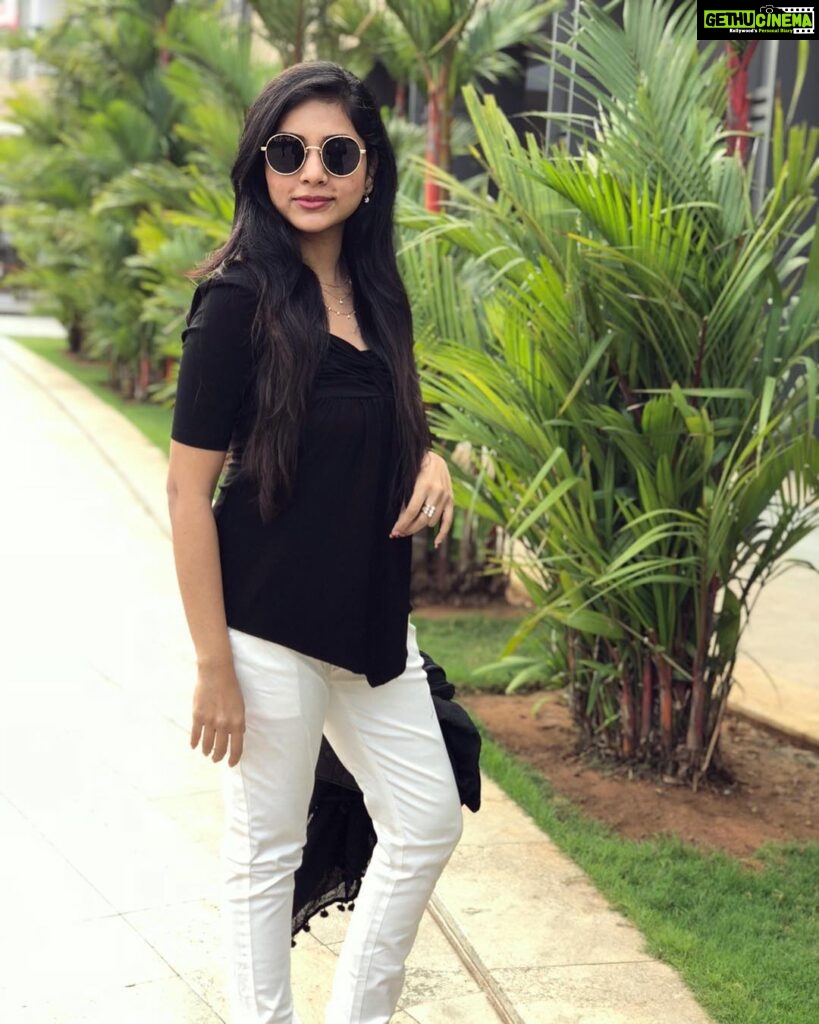 Suza Kumar Instagram - Have ur own style and attitude that define who you are 😊♥️🧚🏼‍♀️ Happy #sunday 😘💃🏼 . . #lifeisbeautiful #attitudematters #livethelifeyoulove #wanderlust #happysoul 😊🦄♥️✨