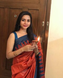 Suza Kumar Instagram - தீபம் ❤️✨💕
.
#karthigaideepam #blessed #goodvibes #deepam #happygirlsaretheprettiest #livelovelaugh ✨💕☺️