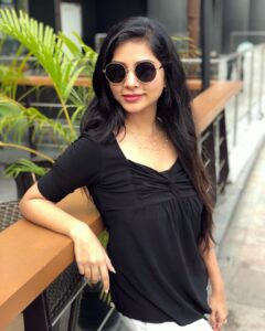 Suza Kumar Instagram - Thx u @lightsmith83 fr those glasses 🕶 loving  it 😎♥️😍
.
.
 P.s - thx u vasanth fr always holding my back whenever I fall .u make sure that you’ll be ther for me when I’m down nd for all those exchange motivational talks 😂 nd mind f*ck polambal’s 🤦🏼‍♀️💃🏼u never let me down 🐒nd u never left me alone 😇💗blessed that I got a Frnd like u 😇🐼🐷🐵 .
.
I knw this is too much drama but still from my heart u deserve every bit of happiness 😊🧚🏼‍♀️🧡 nd ur blessed that u got a Frnd like me 🤷🏼‍♀️👫🤣🙈🧚🏼‍♀️stay awesome as ur ♥️😛🐼
.
 #bestfriendgoals  #mybackbone #truefriends #myhappiness #livethelifeyoulove #sunglasseslover #happygirlsaretheprettiest 🧡🐣🧚🏼‍♀️✨