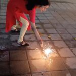 Suza Kumar Instagram – Thought to post this self damaging video of mine throw back to last Deepavali 💥🐣🙈
Some memories will remain spl no matter what ♥️

i love flower pots among all other fire crackers considering bit safe 😂 
I’m not too afraid for it but u guys got to knw that the previous one bursted out so got too scared in this ! That’s the effect in this video 🐒

Naan konjam dhariyamana ponnu moment 😂🥲🤦🏼‍♀️😆😝
Just a video for u all from my side to laugh a bit 🥰
.
Hope u all have a safe happy Deepavali ♥️ 🪔 ✨
.
#deepavali #festivalvibes #festivaloflights #hope #littlethings #throwback #happiness #happydiwali #onelifeliveit ✨💋😌