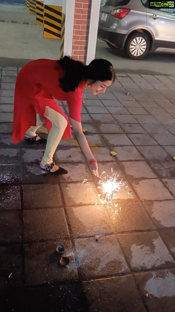 Suza Kumar Instagram - Thought to post this self damaging video of mine throw back to last Deepavali 💥🐣🙈 Some memories will remain spl no matter what ♥ i love flower pots among all other fire crackers considering bit safe 😂 I’m not too afraid for it but u guys got to knw that the previous one bursted out so got too scared in this ! That’s the effect in this video 🐒 Naan konjam dhariyamana ponnu moment 😂🥲🤦🏼‍♀😆😝 Just a video for u all from my side to laugh a bit 🥰 . Hope u all have a safe happy Deepavali ♥ 🪔 ✨ . #deepavali #festivalvibes #festivaloflights #hope #littlethings #throwback #happiness #happydiwali #onelifeliveit ✨💋😌