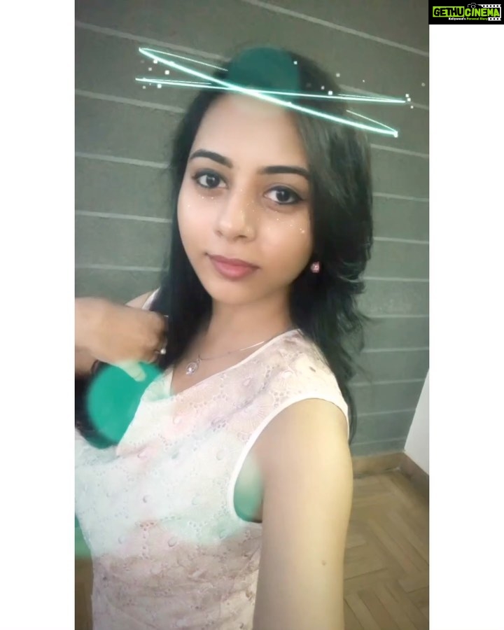 Suza Kumar Instagram - When insta stories turn out pretty okay thought to share it here 🤓💚 . . Nd this song nth number of time 🎶💞😊 . #loveislove #memories #past #letgo #holdon #hurt #goodtimesahead #livethelifeyoulove ✨💕